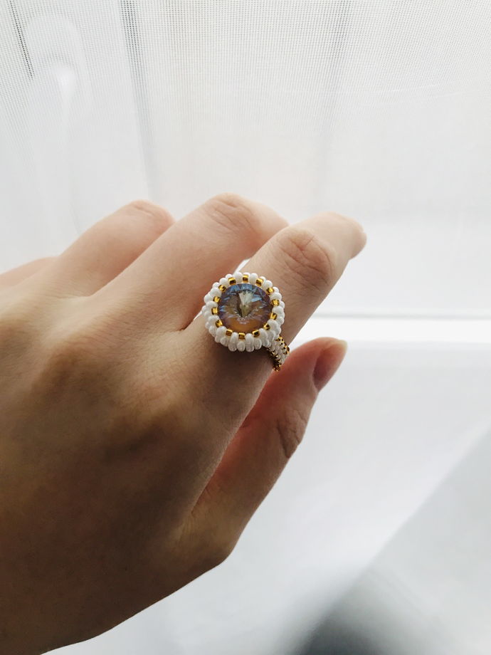 Кольцо из белого и золотого бисера с кристаллом с переливом цвета, размер 18