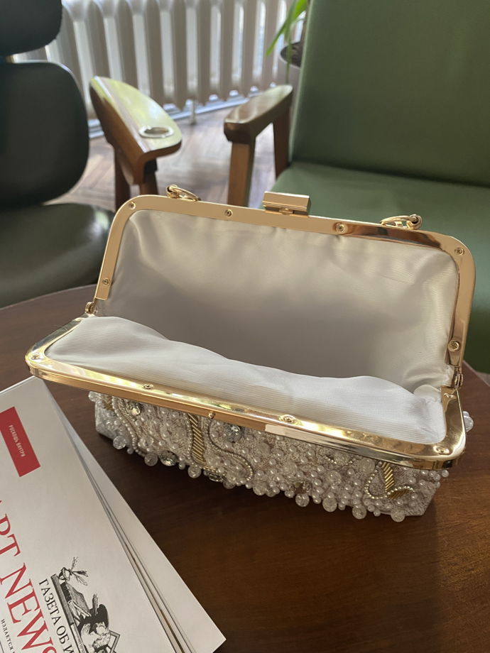 Элегантная сумочка "Grace" с ручной вышивкой и золотым фермуаром