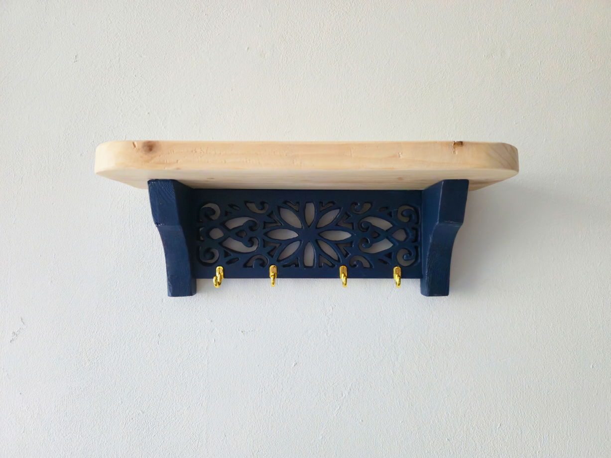 Резная ключница с полочкой