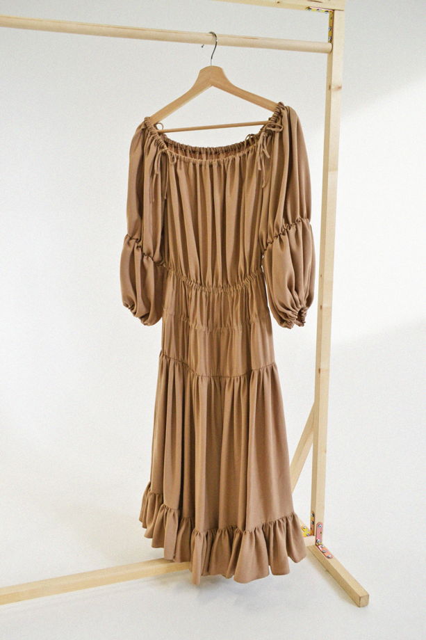 Многоярусное платье песочного цвета