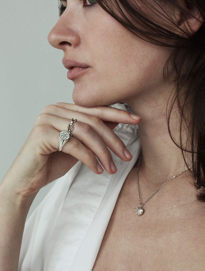 Кольцо печатка Bloom