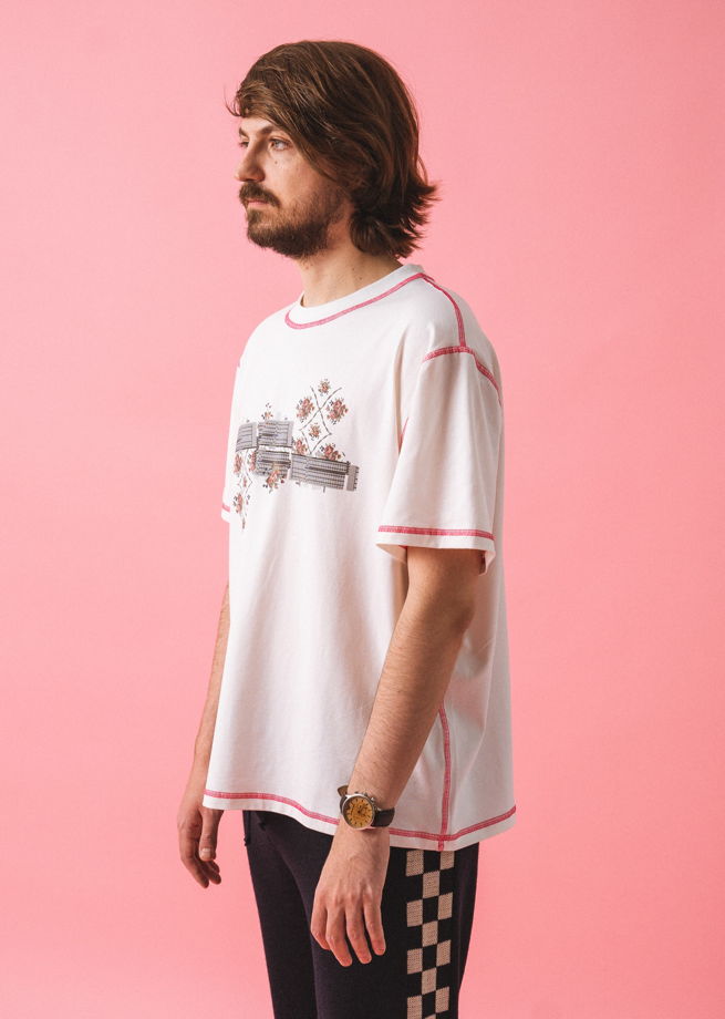 Белая футболка оверсайз с розовой строчкой и принтом "Наркомфин".