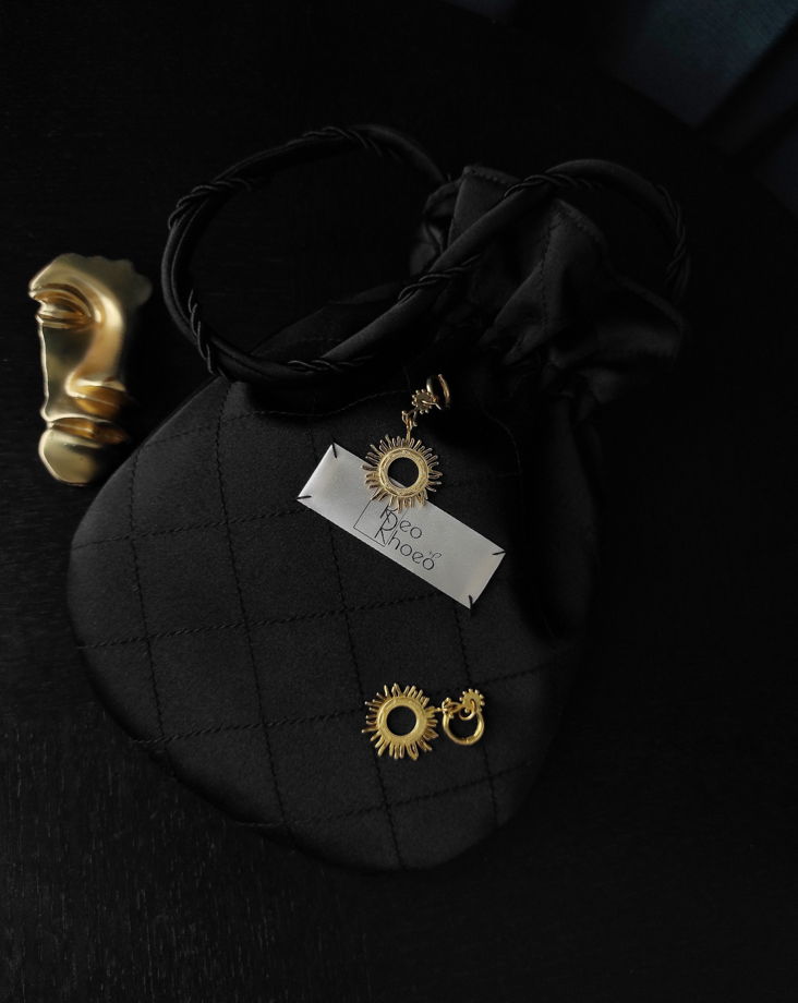 Стеганая сумочка-мешок из черного матового атласа на подкладке