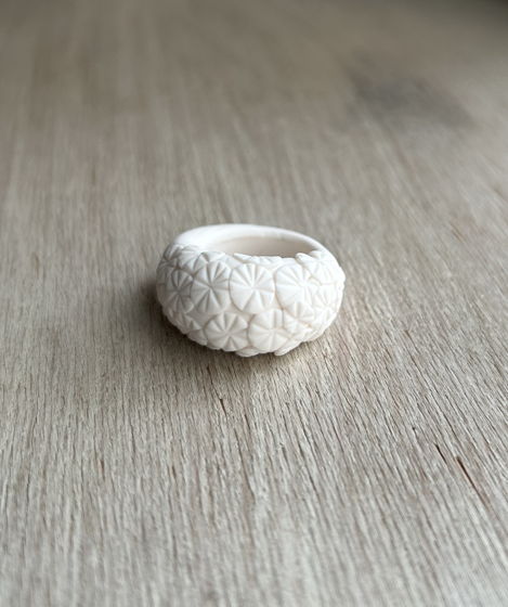 Белое кольцо унисекс "След коралла" ручной работы из полимерной глины