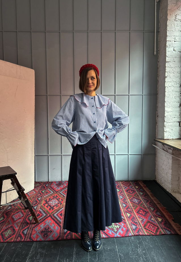 Блузка в синюю клетку с воротничком цветочек