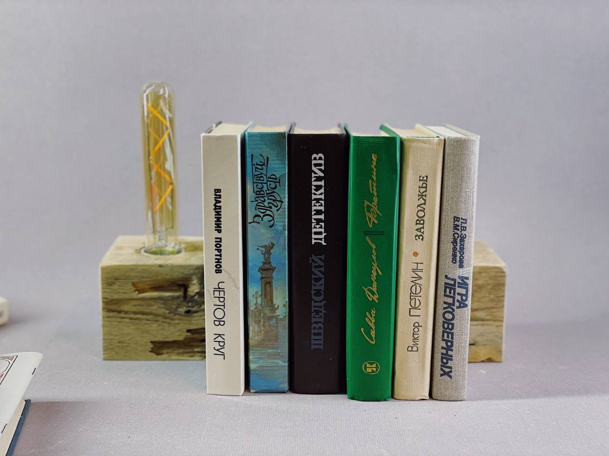 Лампа-подставка для книг из дерева ручной работы «Violet»