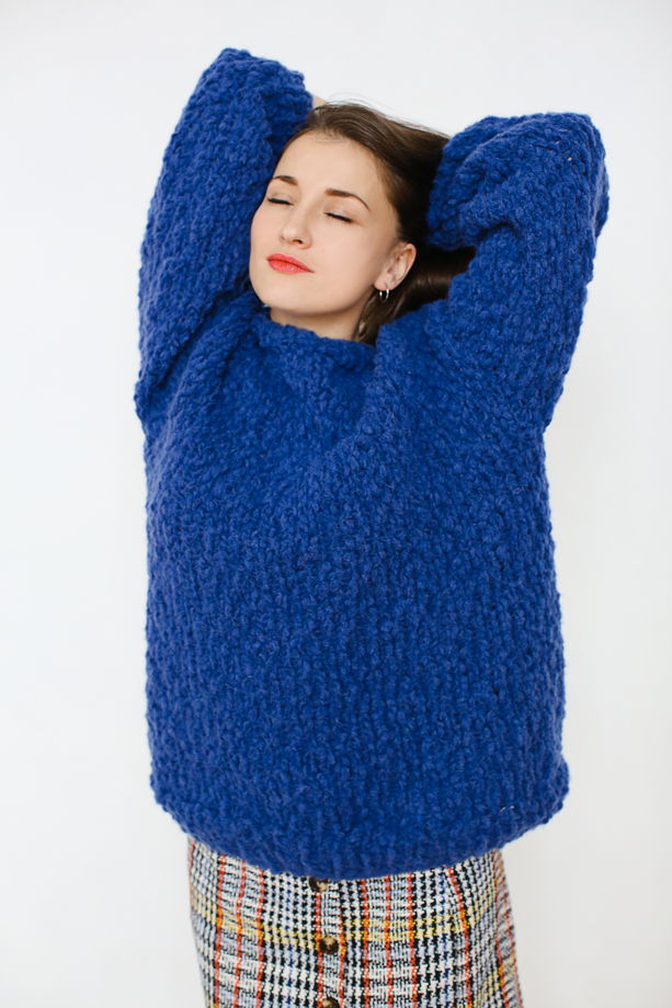 Ярко-синий женский свитер ручной вязки из шерсти перуанских альпака и мериноса