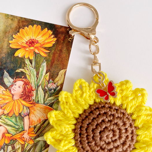 Брелок с цветком ручной работы, бабочкой и открыткой