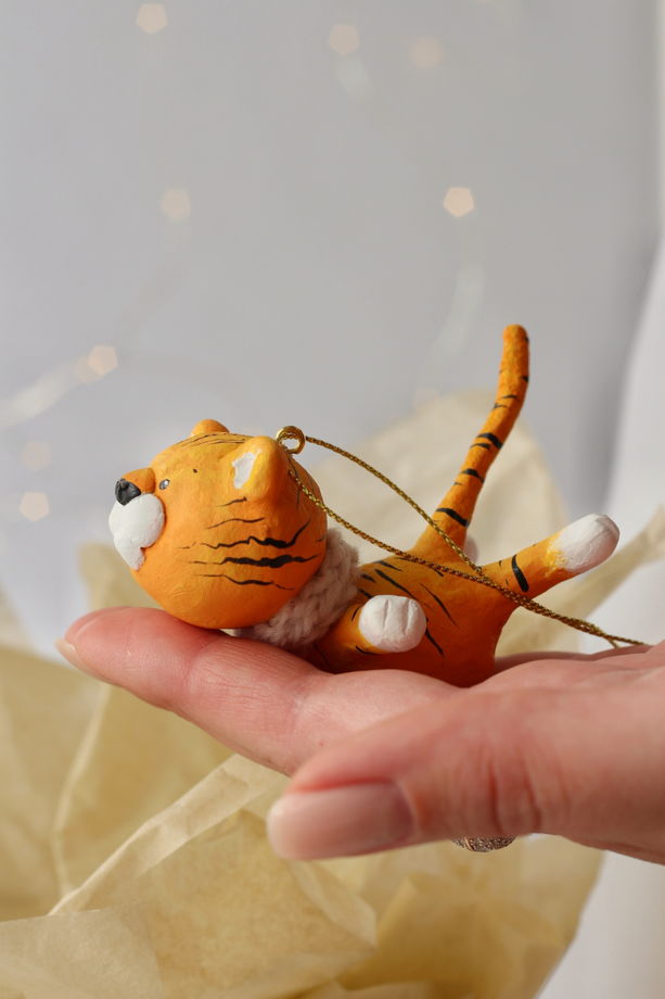 Авторская елочная игрушка "Тигрёнок в полете" цвет манго