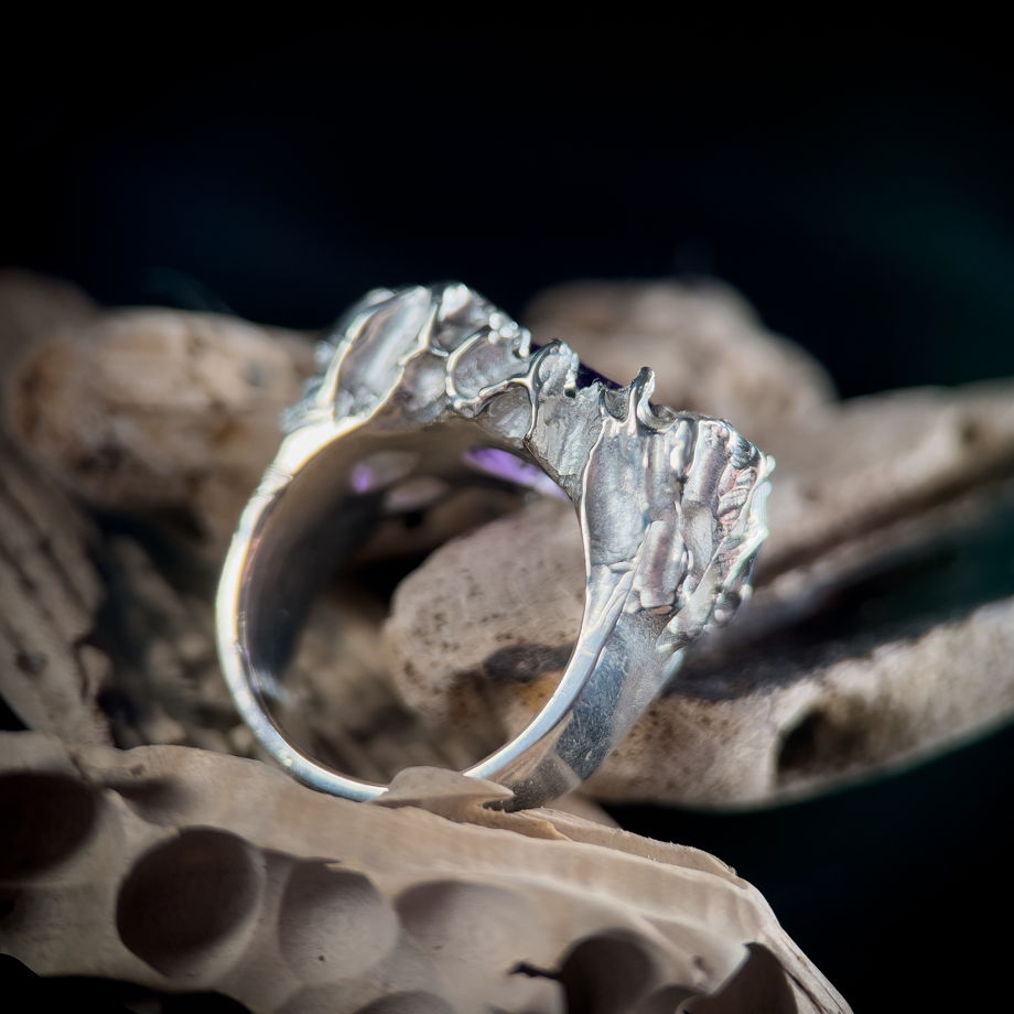 Тяжёлое фактурное кольцо с камнем
