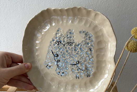 Керамическая тарелка с фактурой