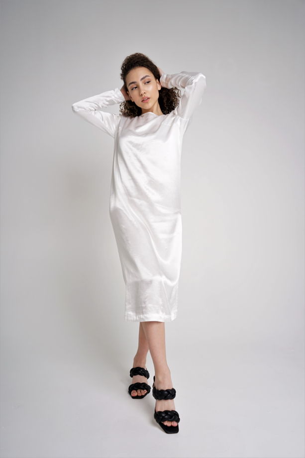 Белое женское платье из вискозы прямого силуэта с вырезом на спине