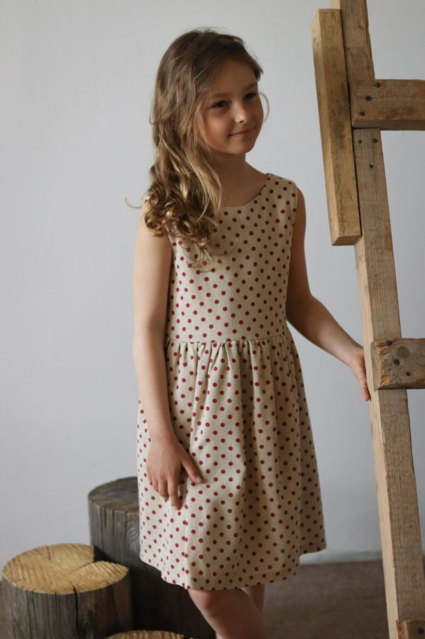 Льняное детское платье в горошек