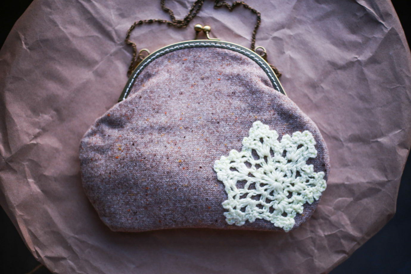 Женская сумка шерстяная вместительная с вязаным цветком