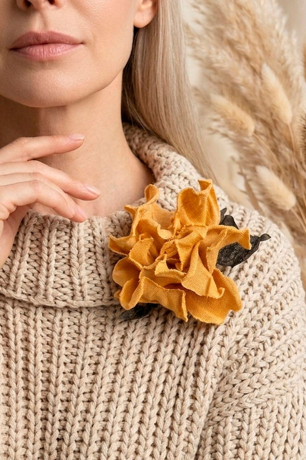 Желтая брошь цветок из льна