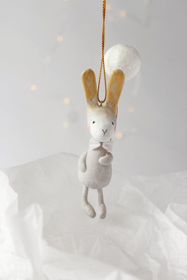 Авторская декоративная игрушка кролик "с шариком", серый кролик
