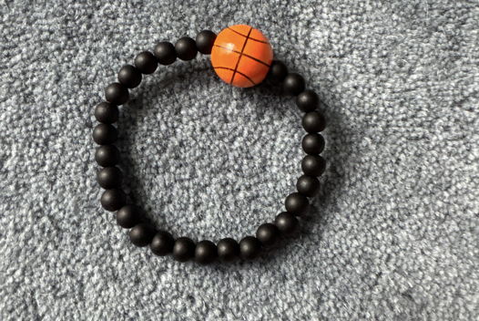 Браслет из чёрных бусин с баскетбольным мячом Ani.g.bracelets