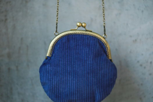 Женская сумка из вельвета фиолетового цвета