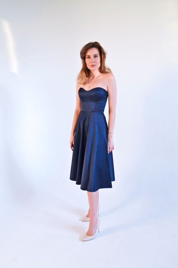 Темно-синее платье бюстье из атласа с юбкой солнце