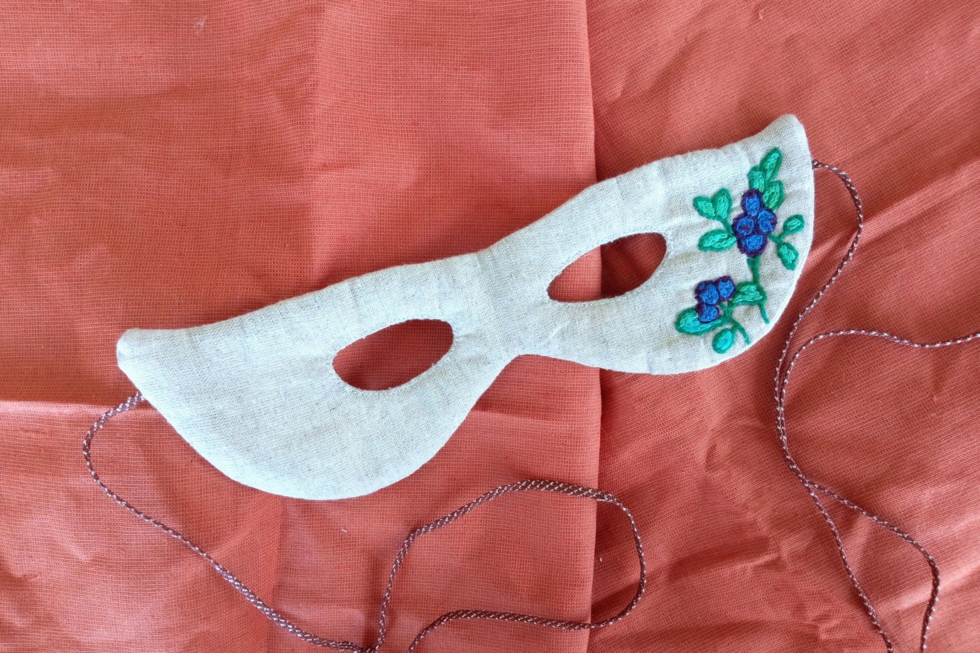 Маскарадная маска с ручной вышивкой "Черника"