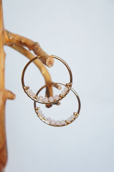 Позолоченные серьги кольца конго с розовым кварцем