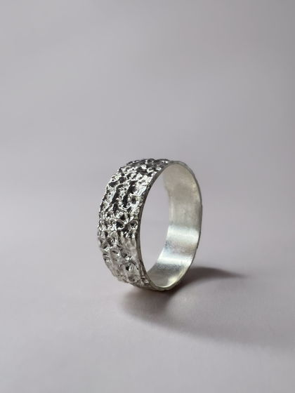 Минималистичное кольцо с текстурой