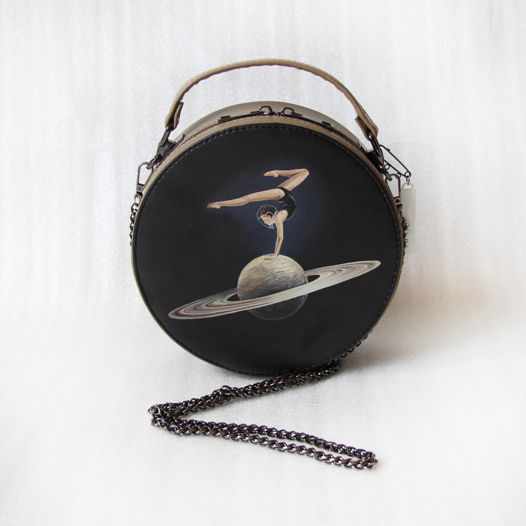 Авторская  круглая сумка "Отправь меня на Сатурн" c картиной современного художника ANNA BO ручной работы