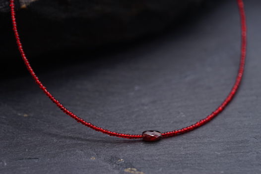 Колье-чокер из антикварного бисера ручной работы (1800-1920 гг.) и натурального граната