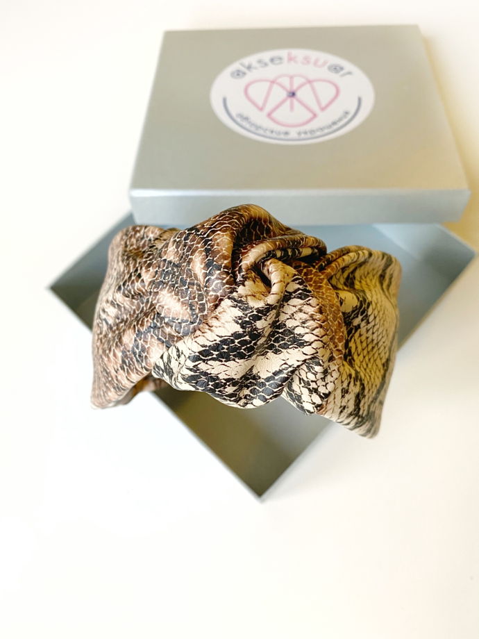 Ободок для волос с узлом из экокожи со змеиным принтом
