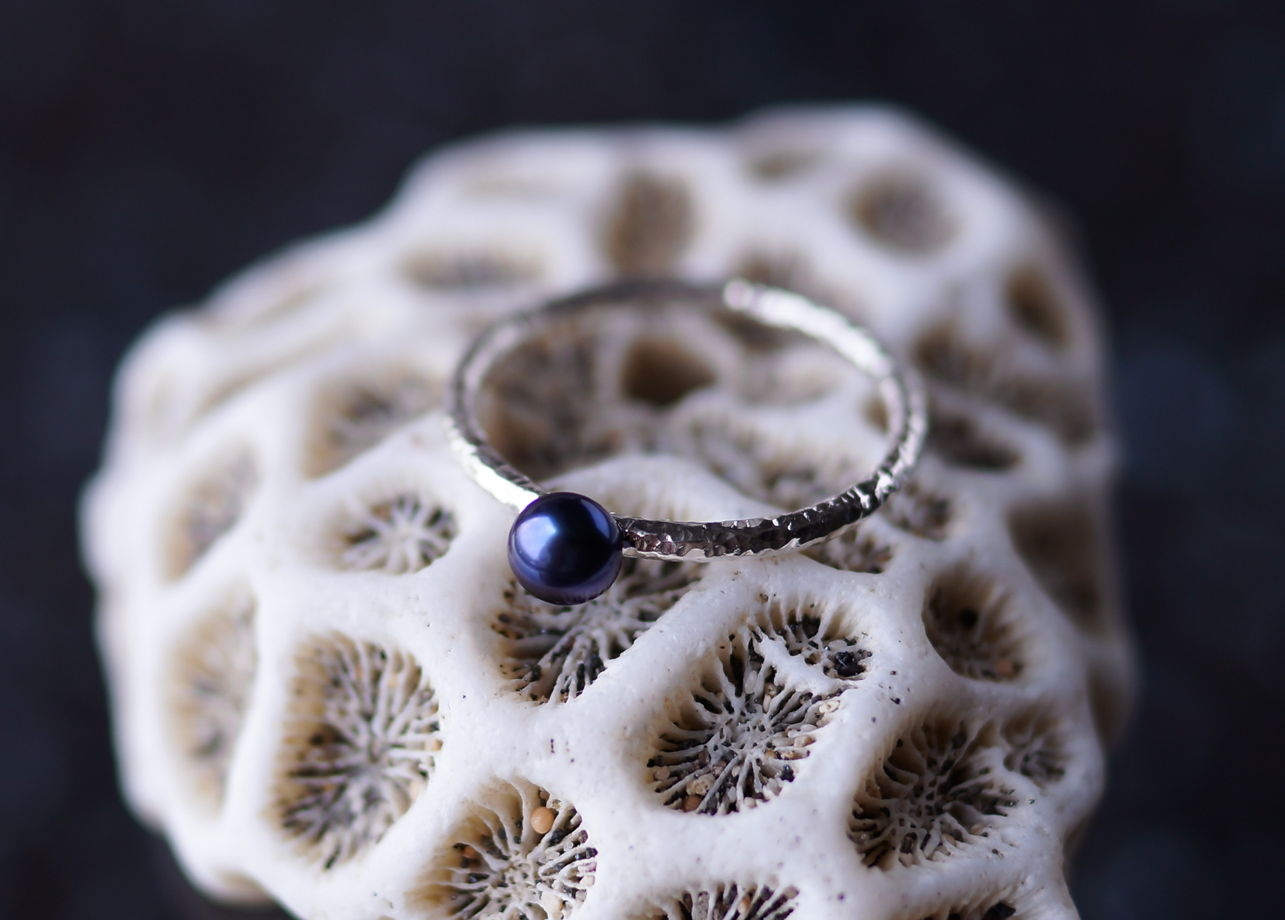 Тонкое текстурное серебряное кольцо с натуральным черным жемчугом