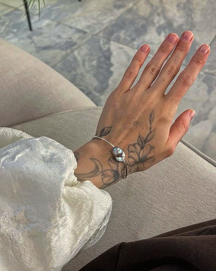 Браслет из серебряных трубочек с вставкой жемчужина