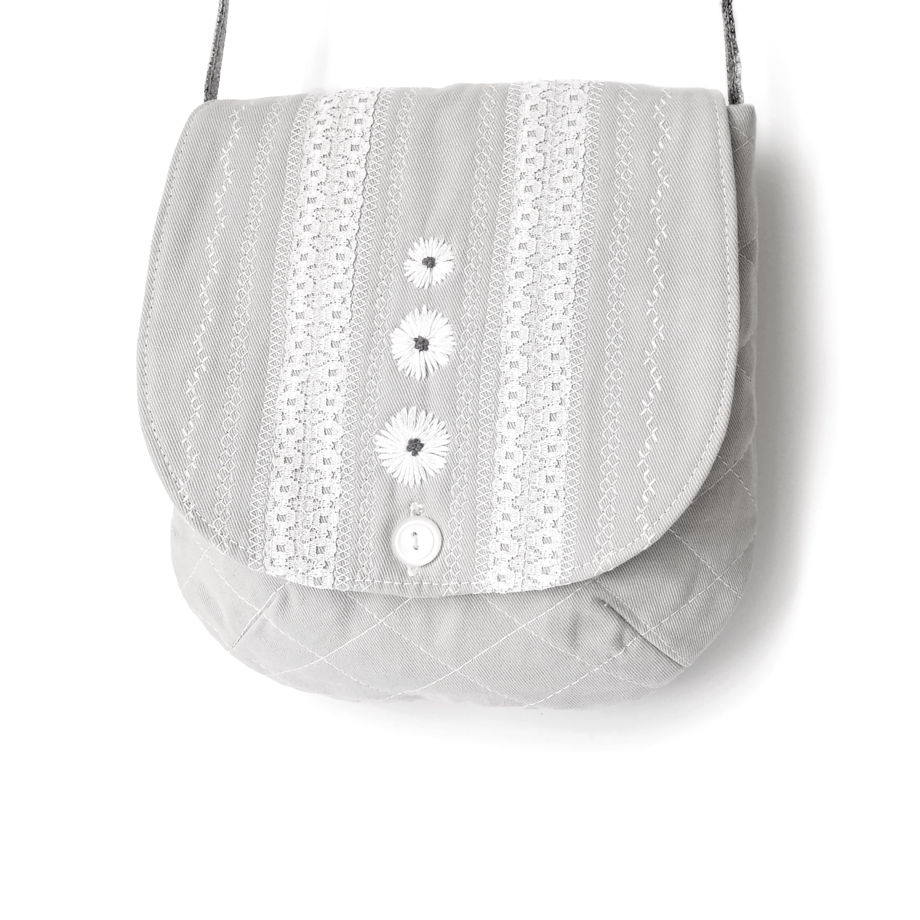 Светло-серая тканевая сумочка ручной работы с кружевами и вышивкой