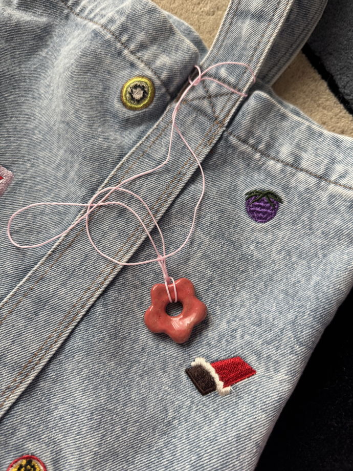 Кулончик в форме цветочка на розовой нити из глины Ani.g.bracelets