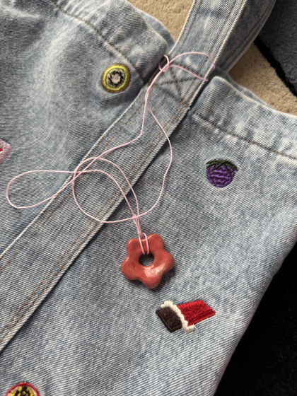 Кулончик в форме цветочка на розовой нити из глины Ani.g.bracelets