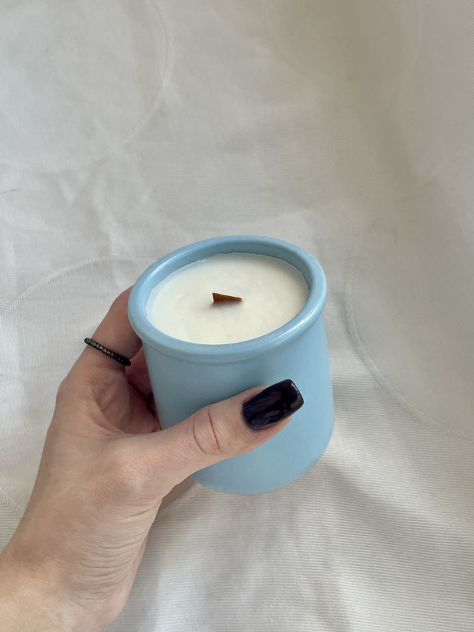 Эко свеча Карамель х ваниль в небесно-голубом подсвечнике Systery store
