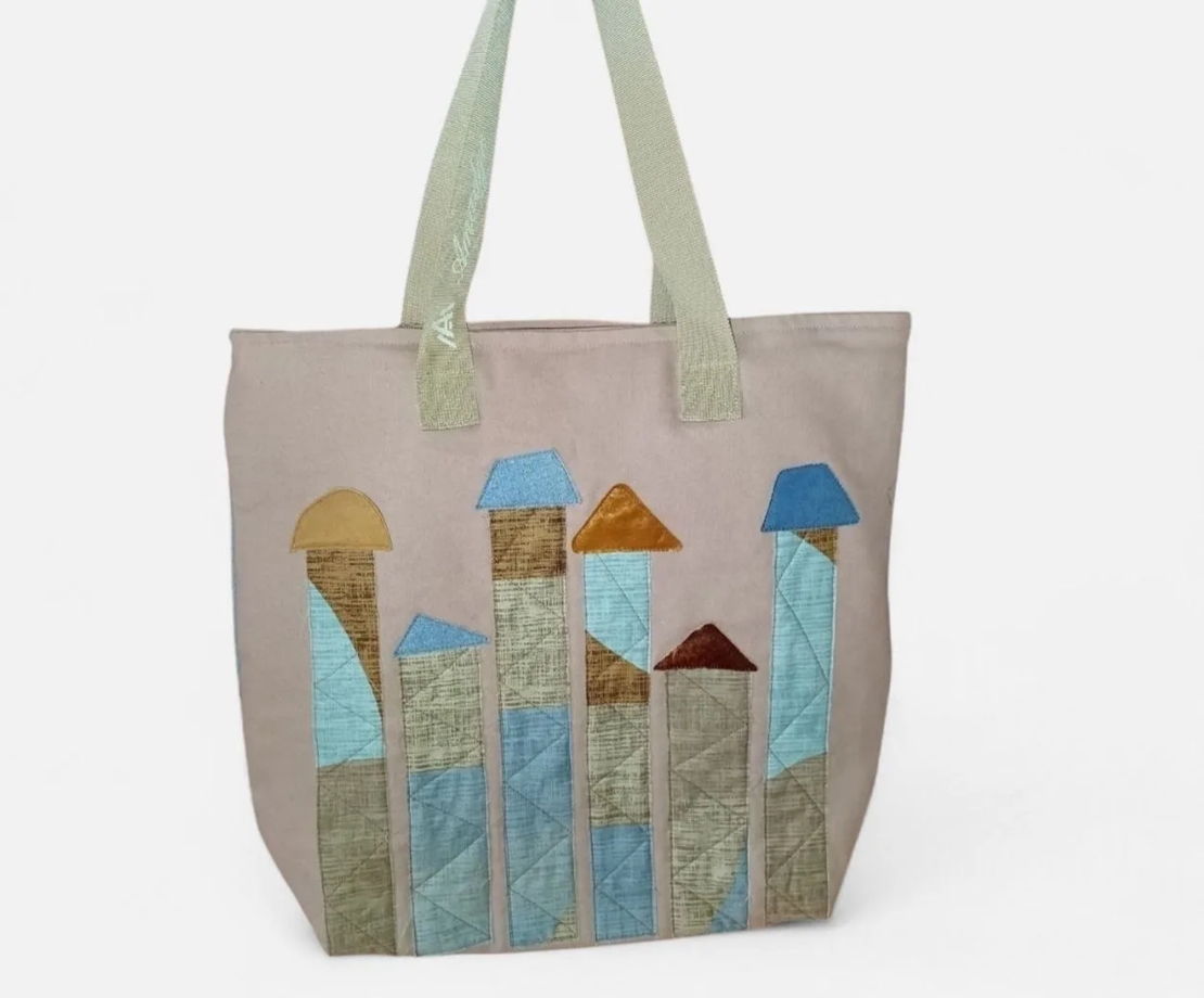 Яркая весенняя сумка из переработанного денима ручной работы.