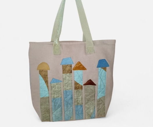 Яркая весенняя сумка из переработанного денима ручной работы.