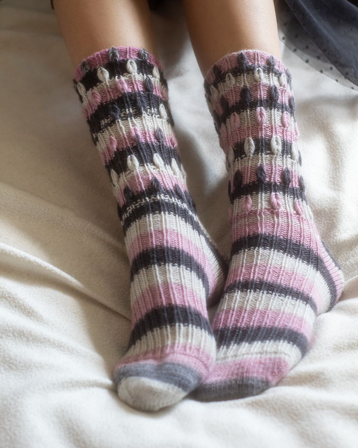 Вязаные женские полосатые носки из шерсти мериноса