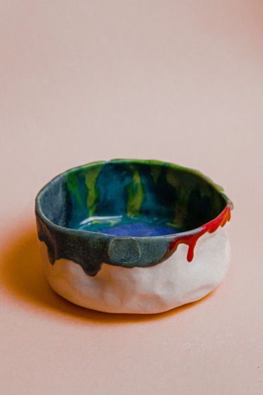 Керамическая миска-боул из белого полуфарфора, покрытая зеленой, синей, красной глазурью ручной работы