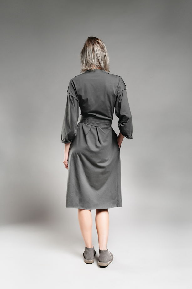 Платье-кимоно цвета глины с драпировкой и поясом