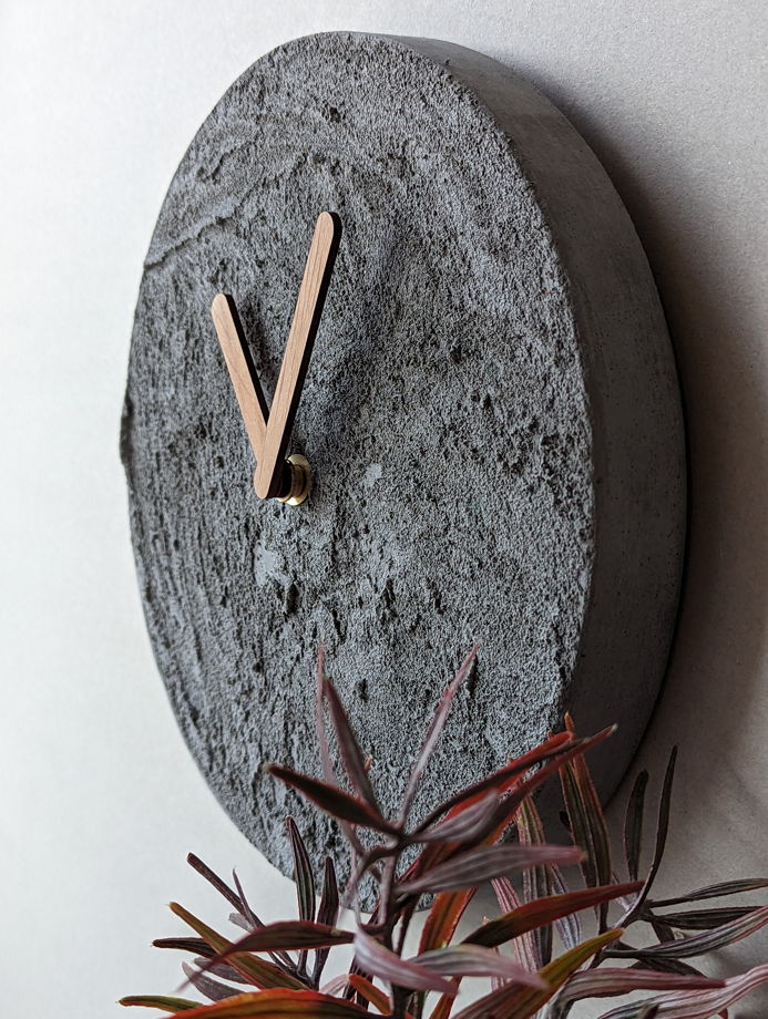 Настенные часы из бетона MOON