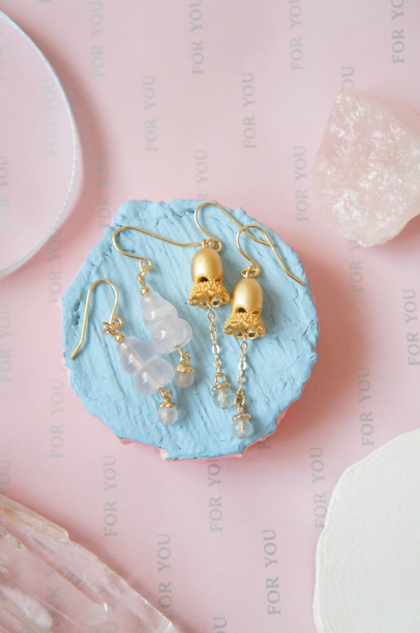 Позолоченные матовые ажурные кружевные серьги колокольчики с цепочками и аквамарином