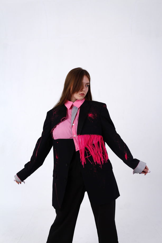 Черный пиджак с розовой пришитой рубашкой внутри в единственном экземпляре и вывязанными глазами на спине | женский жакет черный | женский пиджак | полуприлегающего силуэта | с прорезными карманами по переду