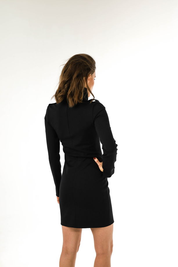 Черное платье mini с воротником стойкой.