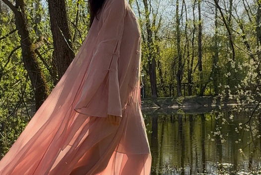 Воздушное платье пепельно- розовое