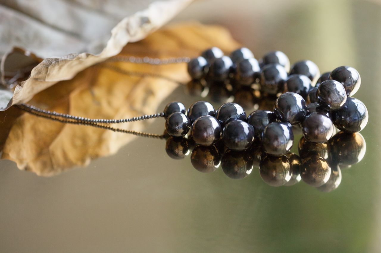 Ожерелье из полых стеклянных бусин-сфер из коллекции "Зазеркалье"