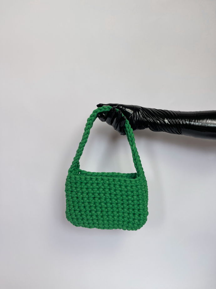 Вязаная зеленая сумка с короткой ручкой