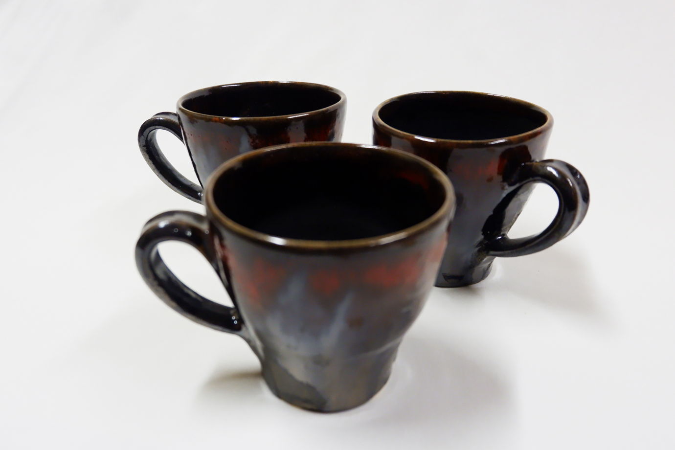 Изящные керамические чашечки для кофе.