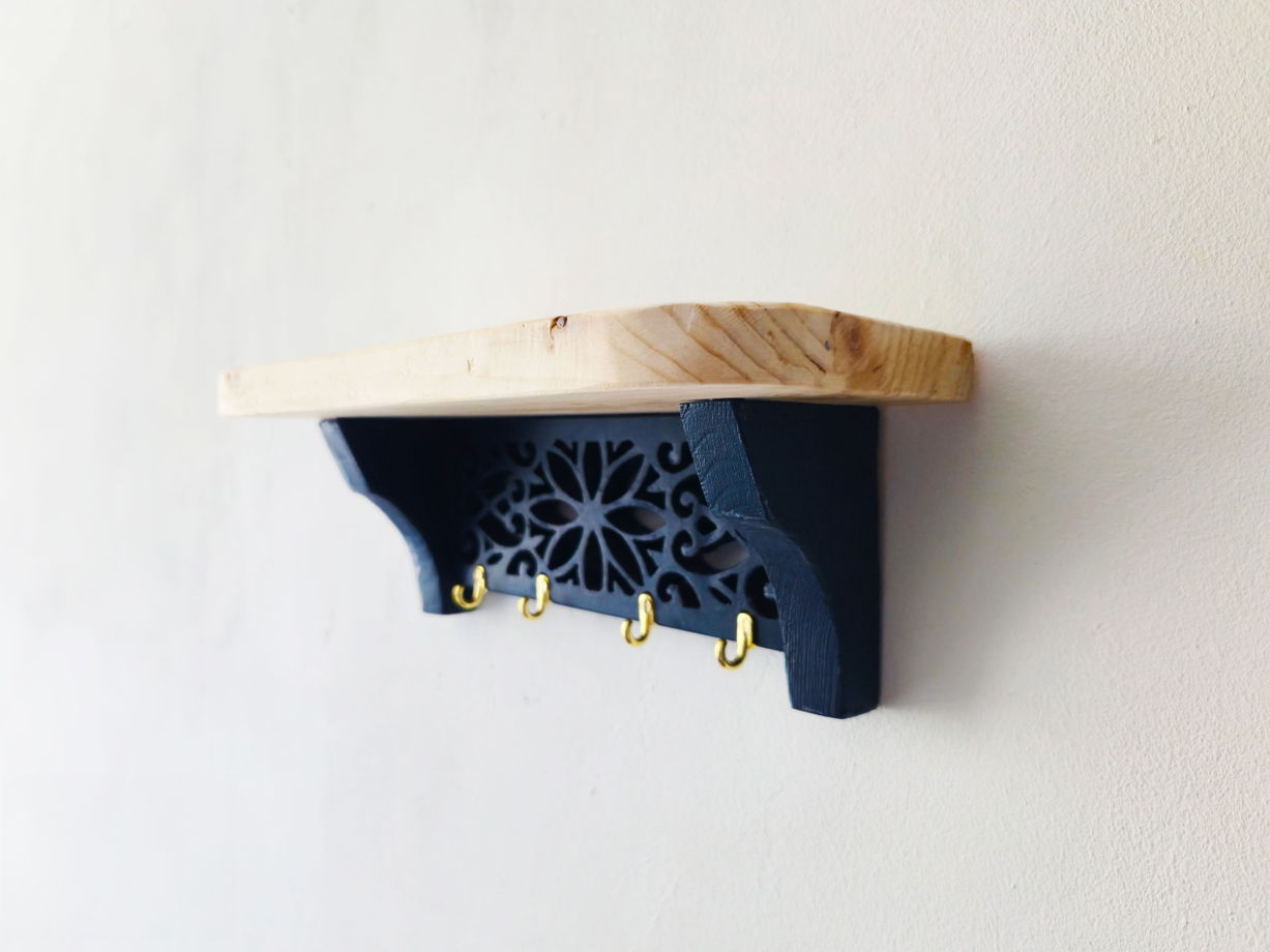 Резная ключница с полочкой