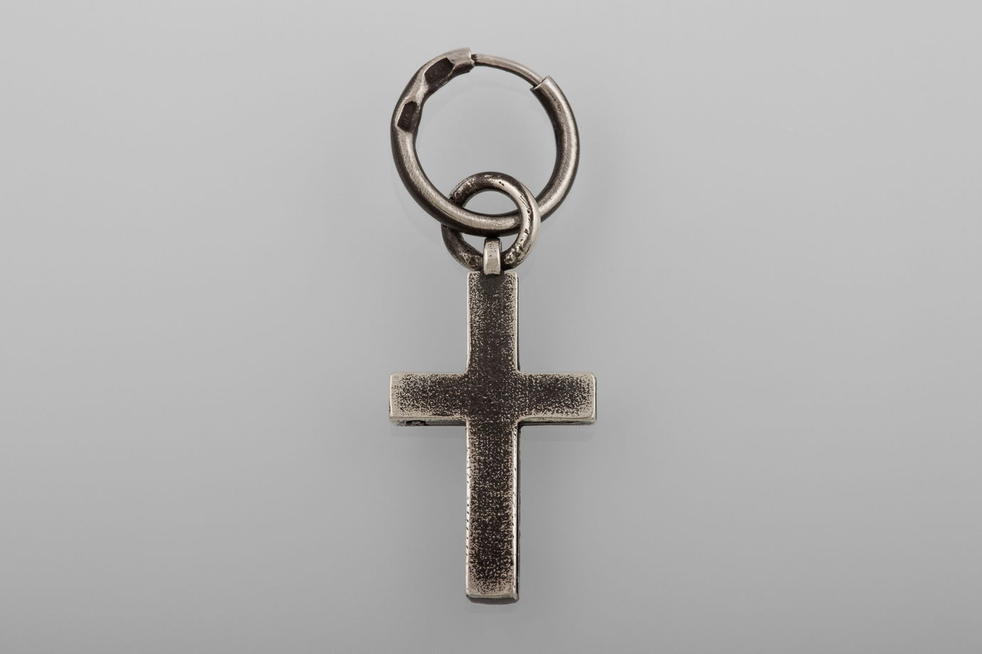 Средняя серьга-крест из грубого серебра 925. Серебряный крест в ухо, 20мм